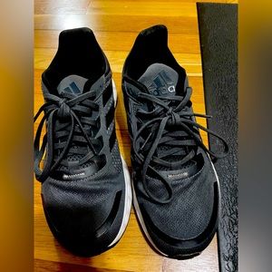 Womens Adidas primeblue shoes size 7.5